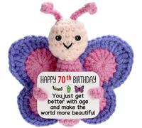 Cadeau d'anniversaire pour femme, petit papillon en peluche au crochet avec ailes roses et violettes tenant une note positive, décoration « Happy 70th Birthday » et cadeau pour femmes de 70 ans