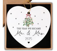 Cadeau de fête de mariage pour couple 2025 jeunes mariés Décoration de Noël en céramique Plaque souvenir en forme de cœur « The Year We Became Mr. & Mrs »
