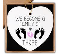 Cadeau de révélation du sexe - Décorations « We Become A Family of Three » - Décoration de Noël en céramique - Plaque souvenir en forme de cœur pour filles - Annonce de grossesse - Idée cadeau pour