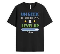 Cadeau Plus T-Shirt Personnalisé Prénom - Un Geek Ne Vieillit Pas Il Level Up - Cadeau Geek, Cadeau pour Geek, T Shirt Gamer, Tee Shirt Geek Homme, Tee Shirt Playstation, Tee Shirt Gamer Homme