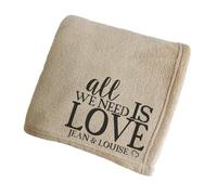 CADEAUX.COM - Maxi Plaid Personnalisable - All we Need is Love - Couverture Cocooning pour Couple - Idée Cadeau Personnalisé avec Prénoms