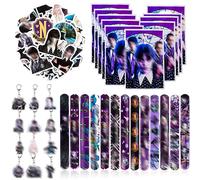 Cadeaux de Fête pour Enfants, 50Pcs Mercredi Autocollants + 12Pcs Slap Band Bracelets + 12Pcs Porte-clés pour Enfants + 10Pcs Sac Cadeau Anniversaire, Wednesday Cadeau d'anniversaire