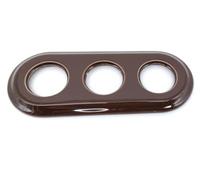 Cadre encastrable triple marron, idéal pour trois interrupteurs. Son design élégant et fonctionnel s'intègre dans n'importe quel décor, fusionnant esthétique et praticité en un seul accessoire.