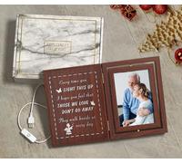 Cadre photo commémoratif avec lumière et rotation, cadeau de condoléances pour la perte d'un être cher, cadre mémoire en bois alimenté par USB avec citation inspirante « Those We Love Don't Go Away