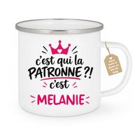 Café-Croissant - Mug C'est Qui La Patronne ?! C'est Mélanie - Blanc/Emaille | Mug humoristique avec la phrase 'C'est qui la patronne ?! C'est Mélanie'