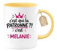 Café-Croissant - Mug C'est Qui La Patronne ?! C'est Mélanie - Jaune/Céramiq | Mug humoristique avec la phrase 'C'est qui la patronne ?! C'est Mélanie'