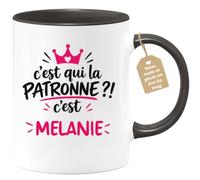 Café-Croissant - Mug C'est Qui La Patronne ?! C'est Mélanie - Noir/Céramiqu | Mug humoristique avec la phrase 'C'est qui la patronne ?! C'est Mélanie'