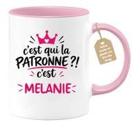 Café-Croissant - Mug C'est Qui La Patronne ?! C'est Mélanie - Rose/Céramiqu | Mug humoristique avec la phrase 'C'est qui la patronne ?! C'est Mélanie'