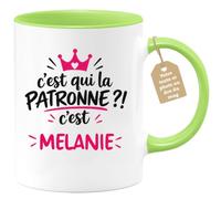 Café-Croissant - Mug C'est Qui La Patronne ?! C'est Mélanie - Vert/Céramiqu | Mug humoristique avec la phrase 'C'est qui la patronne ?! C'est Mélanie'