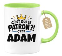 Café-Croissant - Mug C'est Qui Le Patron ?! C'est Adam - Vert/Céramique | Mug humoristique avec la question incontournable : C'est qui le patron ?! C'est Adam