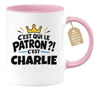 Café-Croissant - Mug C'est Qui Le Patron ?! C'est Charlie - Rose/Céramique | Mug humoristique avec la question incontournable : C'est qui le patron ?! C'est Charlie