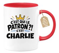 Café-Croissant - Mug C'est Qui Le Patron ?! C'est Charlie - Rouge/Céramique | Mug humoristique avec la question incontournable : C'est qui le patron ?! C'est Charlie