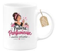 Café-Croissant - Mug Future Parfumeuse Veuillez Patienter - Blanc/Céramique | Mug humoristique avec message drôle "Future Parfumeuse veuillez patienter", idéal pour cadeau.