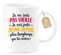 Café-Croissant - Mug Je Ne Suis Pas Vieille, Juste Jeune Plus Longtemps - B | Mug humoristique, cadeau anniversaire, touche d'humour.