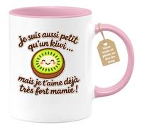 Café-Croissant - Mug Personnalisé Tasse Cadeau Annonce Naissance Future | Mamie 2026 - Je Suis Aussi Petit Qu'Un Kiwi Mais Je T'Aime Déjà Très Fort Mamie - Rose/Céramique