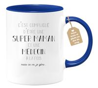 Café-Croissant - Mug Personnalisé Tasse Cadeau Noël C'Est Compliqué D'Être Une Super Maman Et Medecin A La Fois Mais Je Gère Future Anniversaire Fête Des Mères Annonce Naissance - Bleu/Céramique