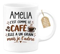 Café-Croissant - Mug Prénom Amelia C'est Comme Le Café Elle A Un Grain - Bl | Mug humoristique avec phrase sur le café et Amelia