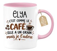 Café-Croissant - Mug Prénom Elya C'est Comme Le Café Elle A Un Grain - Rose | Mug humoristique avec phrase sur le café et Elya