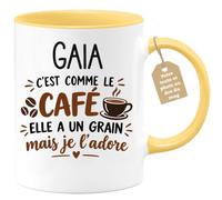 Café-Croissant - Mug Prénom Gaïa C'est Comme Le Café Elle A Un Grain - Jaun | Mug humoristique avec phrase sur le café et Gaïa