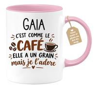 Café-Croissant - Mug Prénom Gaïa C'est Comme Le Café Elle A Un Grain - Rose | Mug humoristique avec phrase sur le café et Gaïa