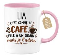 Café-Croissant - Mug Prénom Lia C'est Comme Le Café Elle A Un Grain - Rose/ | Mug humoristique avec phrase sur le café et Lia