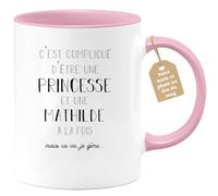 Café-Croissant - Mug Prénom Mathilde Compliqué D'Être Une Princesse Et Une | Mathilde Mais Ca Va Je Gère - Tasse Prénom Pour Noël - Rose/Céramique