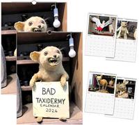 Calendrier mural 2026 Bad Taxidermie - Taxidermie étrange, grossière et hilarante - 12 mois de photos d'animaux amusants - Humour sombre pour décoration d'intérieur, cadeaux de farce d'éléphant blanc