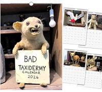 Calendrier mural Bad Taxidermy 2026 - Taxidermie étrange, dégoûtante et hilarante, 12 mois de photos d’animaux drôles, humour noir pour la décoration de la maison, cadeaux de Père Noël (Blanc, 1 pièce