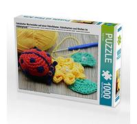 CALVENDO Puzzle Coccinelle au Crochet sur Une Fleur au Crochet. Râteaux à Crochet et Laine en arrière-Plan. 1000 Pieces 64 x 48 cm from Anja Frost