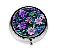 Camélia violet. Cette petite boîte à pilules ronde est un organisateur de médicaments de voyage portable avec trois compartiments pour ranger les médicaments quotidiens.