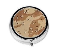 Camouflage désert, cette petite boîte à pilules ronde imprimée est un organisateur portable de pilules et de vitamines, parfait pour les poches, les sacs à main et les voyages.