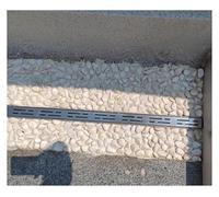 Caniveau de drainage en acier inoxydable avec grille métallique, caniveau étanche extérieur pour un drainage efficace des eaux.