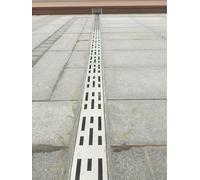 Caniveau de drainage flexible et linéaire pour un drainage extérieur efficace dans les jardins, terrasses et allées.