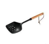 Capable de résister à des températures élevées, cette cuillère passoire en silicone est livrée avec une poignée ergonomique en bois