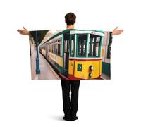 Cape à imprimé drapeau patriotique motif tram de Lisbonne, accessoire de costume pour célébration, événement sportif ou festif.