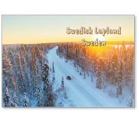 Car Travels The Icy and Empty Road Crossing The Boreal Snowy Forest at Sunrise, Laponie suédoise, Suède, Scandinavie, Aimant de réfrigérateur