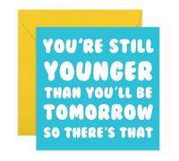 Carte d'anniversaire coquine - « Younger Than Tomorrow » - Carte humoristique pour amis, partenaire, mari, épouse, maman, papa, tante, oncle, frère, sœur, collègue, voisin, meilleure amie - Livré avec
