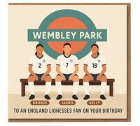 Carte d'anniversaire pour fan des Lionnes d'Angleterre - Panneau Wembley Park avec trois joueurs, noms de James Kelly en bronze, illustration de supporter de football