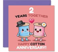Carte de 2e anniversaire ludique - Filetée avec amour - Adorable illustration de couple de bobines de couture - Célébrez deux ans de plaisir en coton - Carré de 145 mm, enveloppe incluse