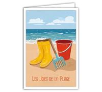 Carte postale Les Joies de la Plage Bottes Jaunes Château de Sable Râteau Seau Mer Océan Côte Française ou Belge - Avec Enveloppe Blanche 12x17cm -Fabriqué en France -Illustration mini poster affiche