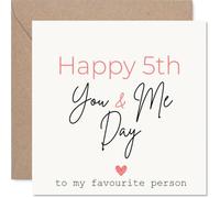 Carte romantique 5ème anniversaire - Célébrer cinq belles années ensemble - Script minimaliste rose et noir avec accent de cœur - Carré de 145 mm, enveloppe incluse