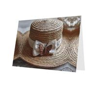 Carte vierge bleue à carreaux de vacances et magnifique bloc de notes vierge VVXBHGR avec nœud sur un chapeau de paille