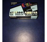 Casio XR-18X1 - Auto-adhésif - noir sur transparent - rouleau (1,8 cm x 8 m) 1 cassette(s) bande d'étiquettes - pour Disc Title Printer CW-L300; KL 170, 780, 8100
