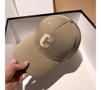 Casquette pare-soleil avec silhouette traditionnelle en bec de canard et détail C mis à jour pour intégration streetwear contemporain (doré)