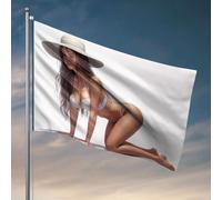 Cave Man Bar A Woman In A White Bikini And Hat Is Kneeling On The Ground Drapeau Mancave Accessoires Hommes Décoration (60 x 90 cm)