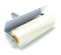 CCA Rouleau d'aération à pointes de 250 mm de large pour chaper et lisser le composé auto-nivelant. Avec pointes de 21 mm pour enlever les bulles d'air et laisser une finition lisse parfaite.