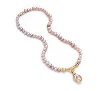 Ce collier de perles d'eau douce naturelles dispose d'un pendentif baroque rose de 8 à 9 mm et d'un fermoir à bascule en oxyde de zirconium doré, avec une longueur totale d'environ 59,7 cm. C'est un
