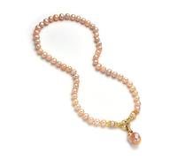 Ce collier de perles d'eau douce naturelles dispose d'un pendentif baroque rose de 8 à 9 mm et d'un fermoir à bascule en oxyde de zirconium doré, avec une longueur totale d'environ 59,7 cm. C'est un