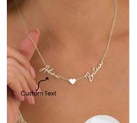 Ce collier personnalisé en acier inoxydable "This Warm Love" est décoré de deux prénoms anglais et d'un pendentif en forme de cœur, symbolisant un amour éternel, en faire un choix idéal pour les coupl