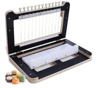 Ce Coupe-Savon Artisanal Permet de découper de 1 à 12 savons. Son Fil de Coupe d'épaisseur Fixe de 2,5 cm en Fait Un Outil en Bois idéal pour la Fabrication de Savon, la découpe de Bougies,